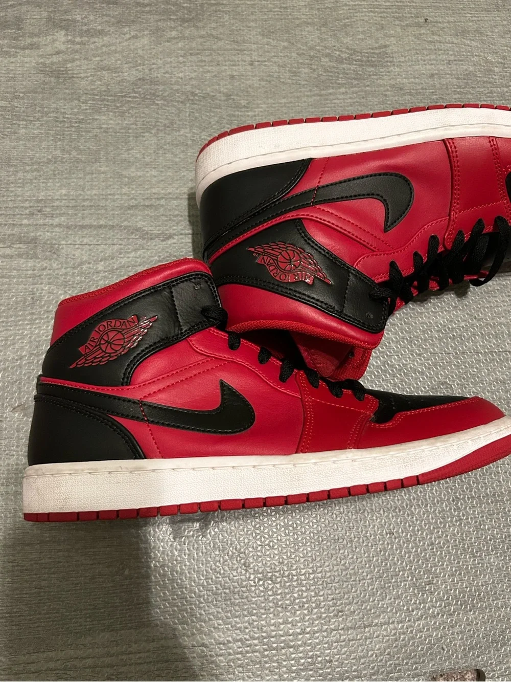 Nike Air Jordan 1 Mid Reverse Bred Size 9 Men’s.